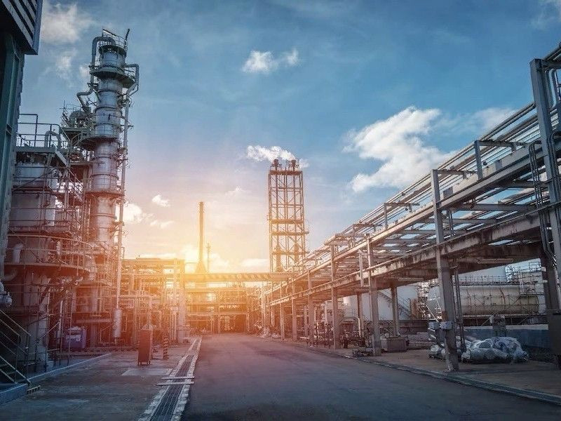 Ingénieur analysant des schémas industriels et des documentations de spécifications techniques complexes