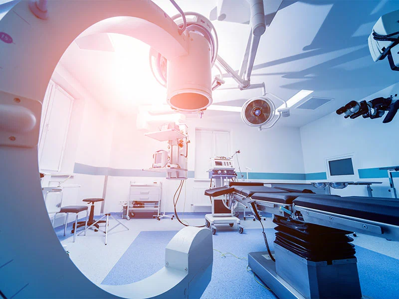 Professionnel de santé analysant des rapports médicaux et des dossiers pharmaceutiques traduits